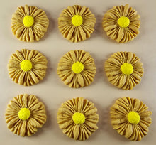12 x Edible 3D 35mm Daisies Daisy flowers icing toppers, cake cupcakes T118