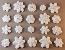 20 x Edible 3D 30mm Mixed Size Snowflakes icing toppers, cake cupcakes decorations T054