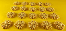 20 x Edible 3D 20mm daisies daisy flowers icing toppers, cake cupcakes decorations T016