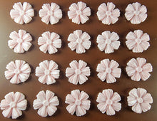 20 x Edible 3D 25mm daisies daisy flowers icing toppers, cake cupcakes decorations T014