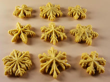 9 x Edible 3D 30mm Snowflakes Snow icing toppers, cake cupcakes decorations T063