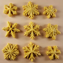 9 x Edible 3D 30mm Snowflakes Snow icing toppers, cake cupcakes decorations T063