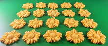 20 x Edible 3D 30mm daisies daisy flowers icing toppers, cake cupcakes decorations T015