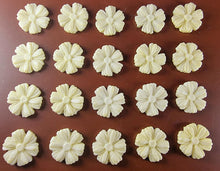 20 x Edible 3D 25mm daisies daisy flowers icing toppers, cake cupcakes decorations T014