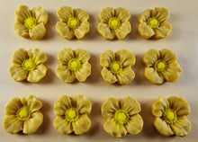 12 x Edible 3D 20mm flowers icing toppers, cake cupcakes decorations T106