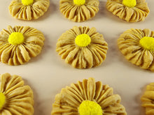 12 x Edible 3D 35mm Daisies Daisy flowers icing toppers, cake cupcakes T118