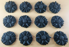 12 x Edible 3D 35mm Daisies, Daisy Flowers, icing toppers, cake cupcakes decorations T081