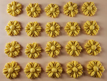 20 x Edible 3D 15mm daisies daisy flowers icing toppers, cake cupcakes decorations T017