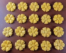 20 x Edible 3D 25mm daisies daisy flowers icing toppers, cake cupcakes decorations T014