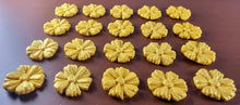 20 x Edible 3D 25mm daisies daisy flowers icing toppers, cake cupcakes decorations T014