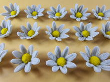 15 x Edible 3D Daisy Flowers Daisies icing toppers, cake cupcakes decorations T099
