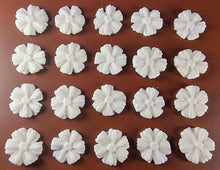 20 x Edible 3D 25mm daisies daisy flowers icing toppers, cake cupcakes decorations T014