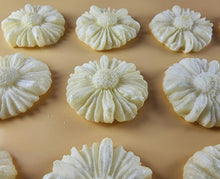 12 x Edible 3D 35mm Daisies, Daisy Flowers, icing toppers, cake cupcakes decorations T081