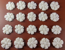 20 x Edible 3D 25mm daisies daisy flowers icing toppers, cake cupcakes decorations T014