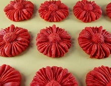 12 x Edible 3D 35mm Daisies, Daisy Flowers, icing toppers, cake cupcakes decorations T081