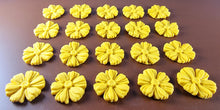 20 x Edible 3D 25mm daisies daisy flowers icing toppers, cake cupcakes decorations T014