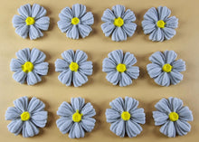 12 x Edible 3D 25mm Daisies Daisy flowers icing toppers, cake cupcakes T116