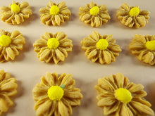 12 x Edible 3D 15mm Daisies Daisy flowers icing toppers, cake cupcakes T114