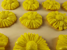 12 x Edible 3D 35mm Daisies, Daisy Flowers, icing toppers, cake cupcakes decorations T081