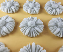 12 x Edible 3D 35mm Daisies, Daisy Flowers, icing toppers, cake cupcakes decorations T081
