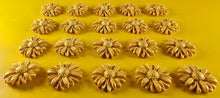 20 x Edible 3D 20mm daisies daisy flowers icing toppers, cake cupcakes decorations T016