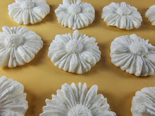 12 x Edible 3D 35mm Daisies, Daisy Flowers, icing toppers, cake cupcakes decorations T081
