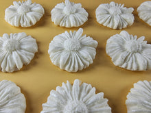 12 x Edible 3D 35mm Daisies, Daisy Flowers, icing toppers, cake cupcakes decorations T081
