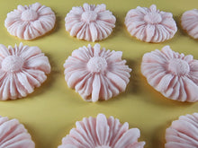 12 x Edible 3D 35mm Daisies, Daisy Flowers, icing toppers, cake cupcakes decorations T081