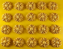 20 x Edible 3D 20mm daisies daisy flowers icing toppers, cake cupcakes decorations T016