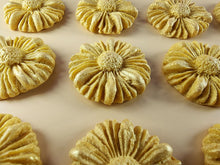 12 x Edible 3D 35mm Daisies, Daisy Flowers, icing toppers, cake cupcakes decorations T081
