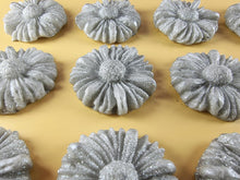 12 x Edible 3D 35mm Daisies, Daisy Flowers, icing toppers, cake cupcakes decorations T081
